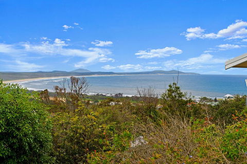 Barefoot Top Floor, 32 Skyline Crescent, Crescent Head - Accommodation QLD 1
