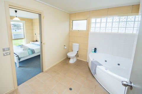 Bayview No 1 - Next To The Beach! - Accommodation QLD 1