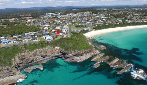 BEACH BREAK, 34 CLIFF ROAD - Accommodation QLD 0