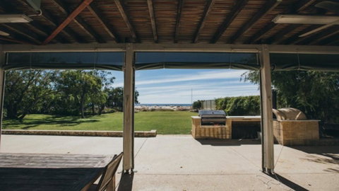 Beach Buoys House - Accommodation QLD 2