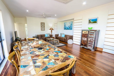 Beach Fansea - Accommodation QLD 3