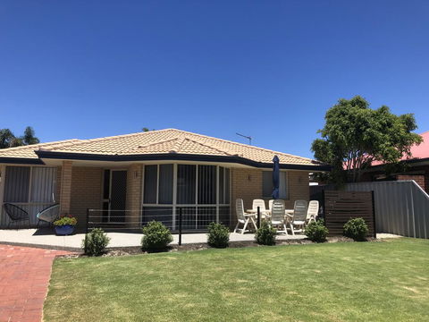 Beach House By The Bay - Accommodation QLD 1