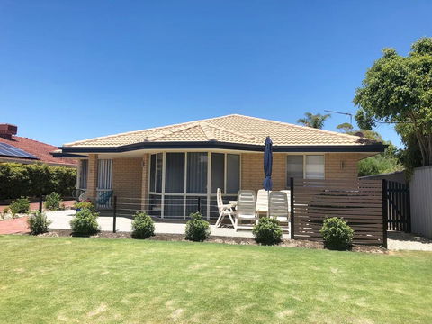 Beach House By The Bay - Accommodation QLD 2