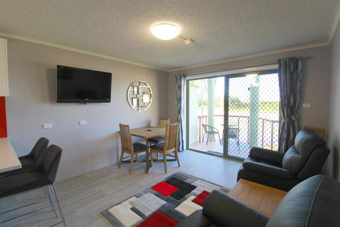 Beachfront 4, 25 Willow Street - Accommodation QLD 3