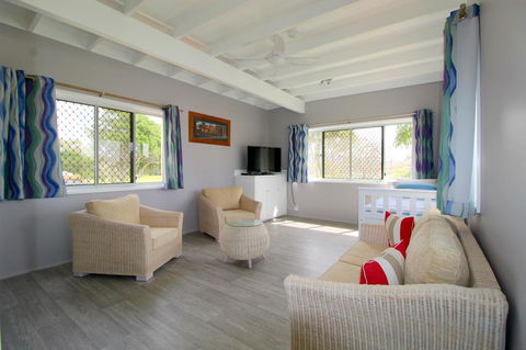 Beachfront 6, 25 Willow Street - Accommodation QLD 0