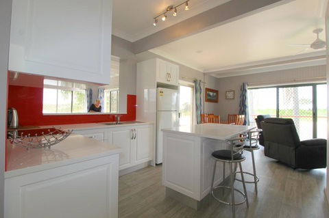 Beachfront 6, 25 Willow Street - Accommodation QLD 3