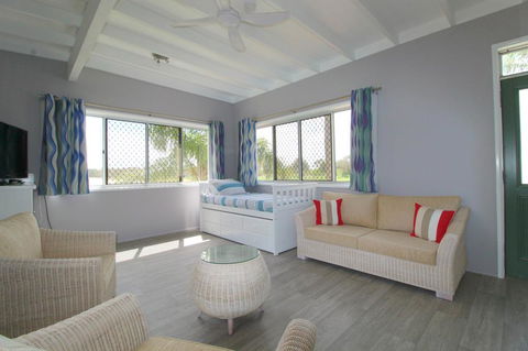 Beachfront 6, 25 Willow Street - Accommodation QLD 1