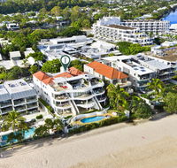 Beachfront luxury Hastings Street - Accommodation QLD