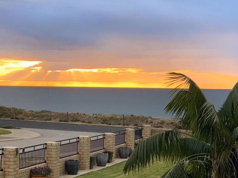 Relaxing Getaway Beachfront Access Multi Family Pets Mandurah - Accommodation QLD 1