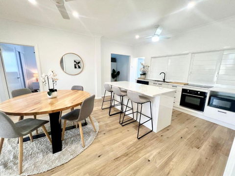 Renovated Queenslander - Upstairs 2km To Stadium - Accommodation QLD 0