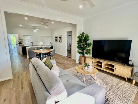 Renovated Queenslander - Upstairs 2km To Stadium - Accommodation QLD 1