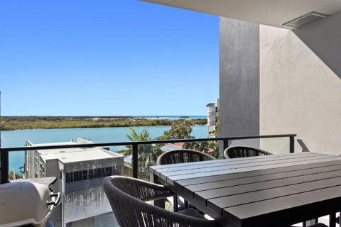 Riverfront 2-Bed With Pool, Sauna, Gym & Views - Accommodation QLD 1
