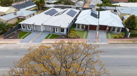 Renmark River Villas And Boats & Bedzzz - Accommodation QLD 1