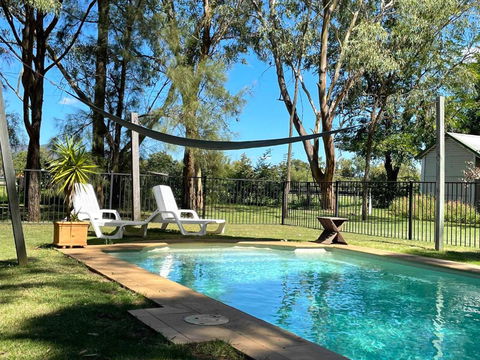 Red Tractor Retreat - Accommodation QLD 2