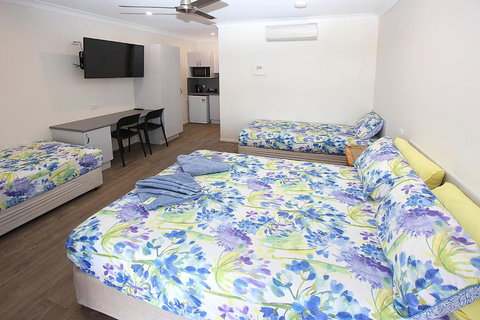 Reef Gardens Motel - Accommodation QLD 3