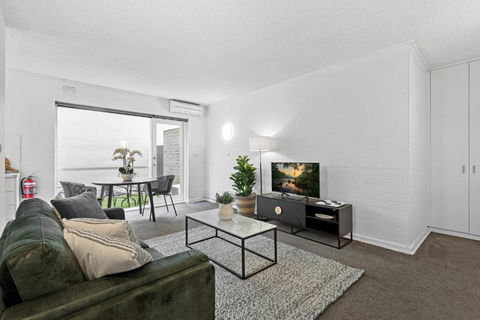 Refined 1-Bed Apartment With Garden Access - Accommodation QLD 0