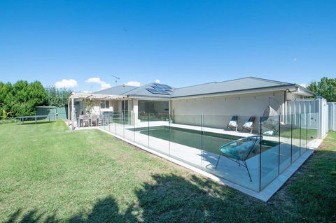 Regand Retreat - Luxurious Family Home, Pool - Accommodation QLD 2