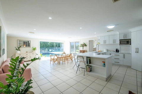 Regand Retreat - Luxurious Family Home, Pool - Accommodation QLD 3