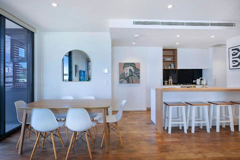Regatta Hideaway - A Breezy Balcony Residence - Accommodation QLD 2