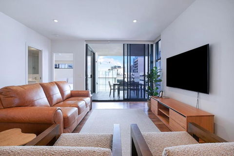 Regatta Hideaway - A Breezy Balcony Residence - Accommodation QLD 0