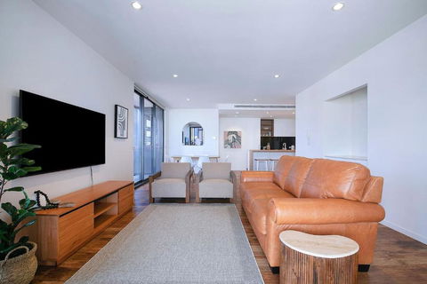 Regatta Hideaway - A Breezy Balcony Residence - Accommodation QLD 3