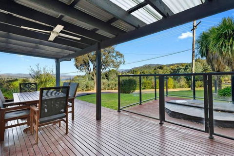 Relax In The Spa With Views Opposite Lake Eildon - Accommodation QLD 3