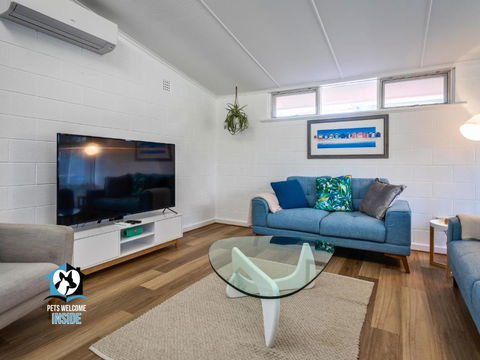 Renovated 3BR One Street To Beach - Accommodation QLD 0