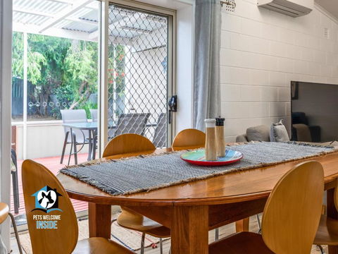 Renovated 3BR One Street To Beach - Accommodation QLD 2