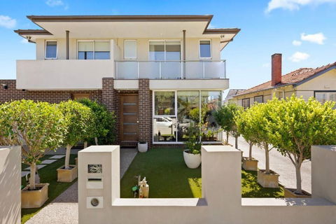 Renovated Bright Modern Retreat - Accommodation QLD 0