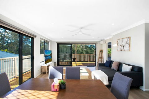 Renovated Coastal Getaway With Water Views - Accommodation QLD 2