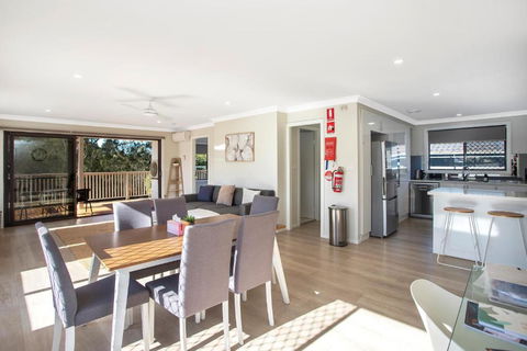Renovated Coastal Getaway With Water Views - Accommodation QLD 3