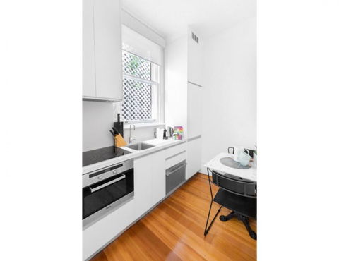 Renovated Studio In Bohemian Area Close To City - Accommodation QLD 3