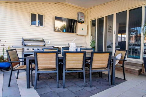 Resort On Morgan With Beautiful Private Pool, Pet Friendly - Accommodation QLD 3