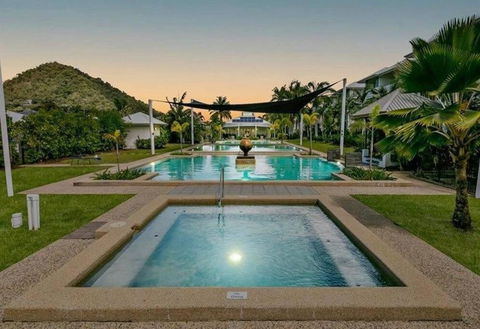 Resort Style Holiday Unit - Accommodation QLD 0