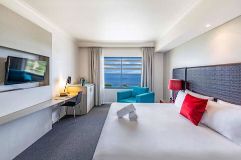 Resort Style King Pad With Sparkling Sea Views - Accommodation QLD 2