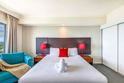 Resort Style King Pad With Sparkling Sea Views - Accommodation QLD 3