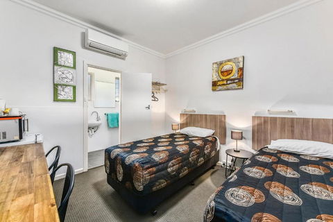 Rest Motels - Accommodation QLD 3