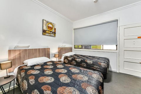 Rest Motels - Accommodation QLD 0