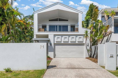 Retreat In The Heart Of Alex - 3BR Sleeps 11, Pool - Accommodation QLD 0