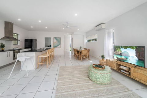 Retreat In The Heart Of Alex - 3BR Sleeps 11, Pool - Accommodation QLD 1