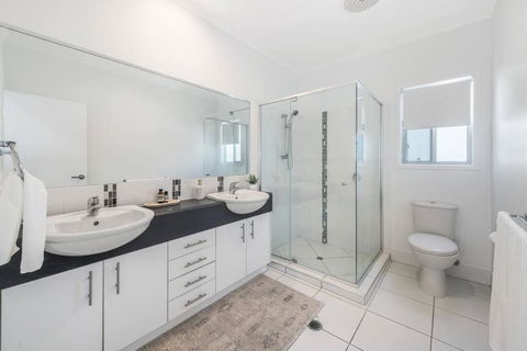 Retreat In The Heart Of Alex - 3BR Sleeps 11, Pool - Accommodation QLD 2