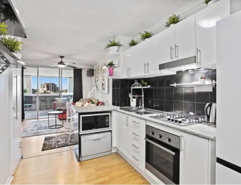 Retro Chic Vibes, Tropical Pool & Prime Location - Accommodation QLD 3