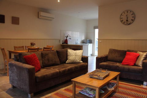 River Rock Cottage Centrally Located And Dog Friendly - Accommodation QLD 0