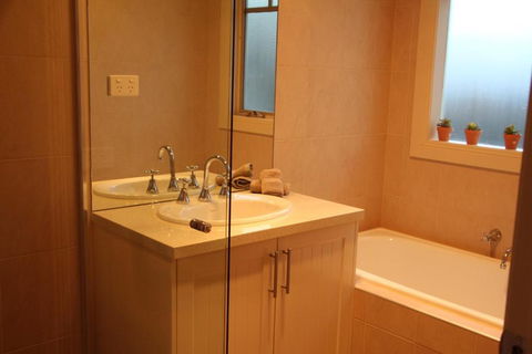 River Rock Cottage Centrally Located And Dog Friendly - Accommodation QLD 3