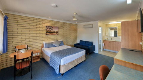 Riverland Motor Inn - Accommodation QLD 2