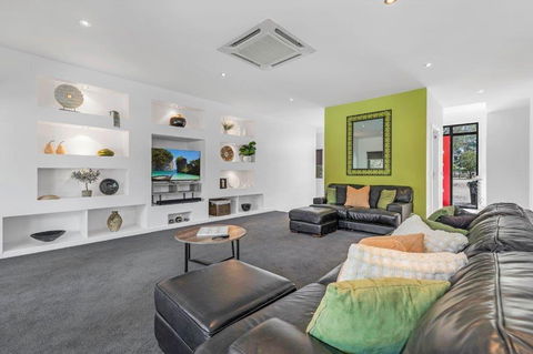 Riverlyne - Riverfront Holiday Home - Accommodation QLD 2