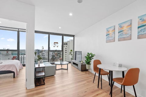 RiverViews 1BR 1BA Skytower Apt With Pool, Gym, Sauna - Accommodation QLD 0