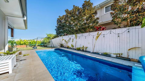 Riviera - Pool & Quick Walk To Centre - Accommodation QLD 1