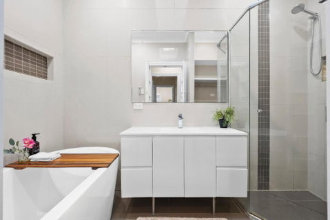 Room In Large Home 6 Min To CBD - Accommodation QLD 3