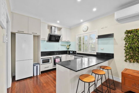 Room In Large Home 6 Min To CBD - Accommodation QLD 2
